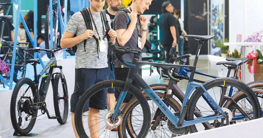 運動用品包括自行車、健身器材的生產重心已移出大陸，面對美國32%對等關稅，業者已有轉嫁關稅成本或與客戶分攤關稅的計畫。圖為台北國際自行車展。（圖／報系資料照）