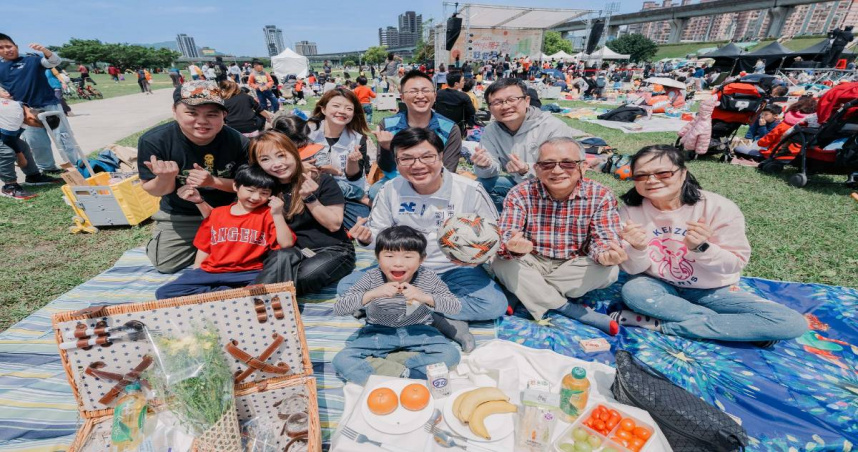 新北市劉和然副市長（中）、教育局長張明文（後排中）、客家事務局長劉冠吟(後排左)與親子家庭共同參與野餐日活動（圖／未來親子提供）。