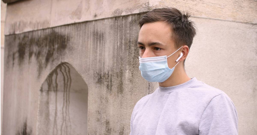 黴漿菌肺炎好發於5歲以上幼童及青少年族群，醫生呼籲民眾戴口罩、勤洗手。（示意圖／unsplash）