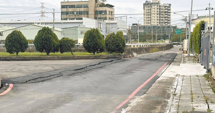 台中市烏日區高鐵二路路面13日出現長逾20公尺裂縫，嚇壞居民。（圖／中國時報潘虹恩攝）