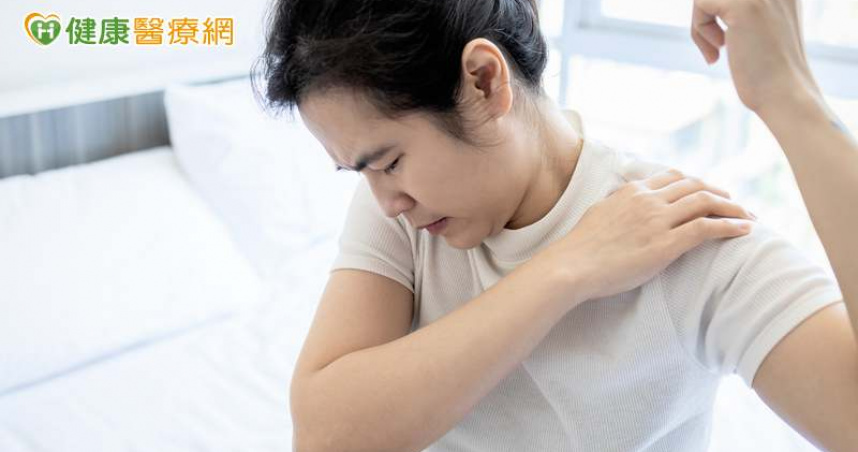 肩膀疼痛要熱敷或冰敷？醫師分析差異、適用情況　小心用錯反而越敷越痛！