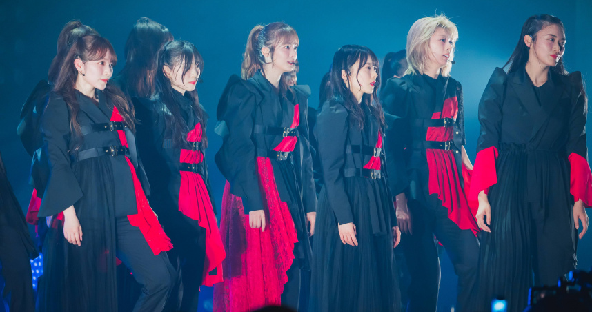 櫻坂46首次台灣演出以〈Start over！〉揭開序幕，成員們身著黑紅相間的服裝華麗登場。（圖／好玩專賣店提供）
