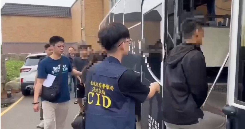 淡水、楊梅警力合力搗破藏身汽旅之毒窟，當場摩鐵職員和毒蟲帶返警局偵辦。（圖/翻攝畫面）