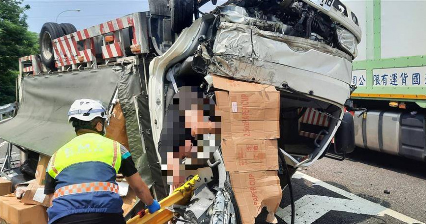 國道1號南向219.4公里彰化北斗路段，發生大貨車與工程車擦撞意外，工程車車頭受損，大貨車翻覆四腳朝天，陳姓男駕駛傷勢嚴重送醫搶救，昏迷指數3分。（圖／消防局提供）