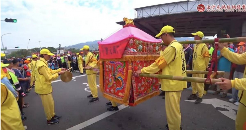 白沙屯媽祖經彰雲大橋右轉縣道152往南投縣名間鄉，這是白沙屯媽祖進香200多年來首度到南投賜福。（翻攝白沙屯媽祖電視台／楊靜茹南投傳真）