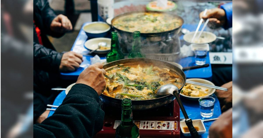 丈夫帶全家人去火鍋店用餐時的斤斤計較，讓人妻不滿。（示意圖／Pexels）