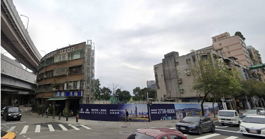 該基地原為圓弧形連棟老公寓，億安建設進場整合15年，最後不等了，建商選擇危老重建，不同意戶遭切割變成都更孤島。（圖／翻攝google map）