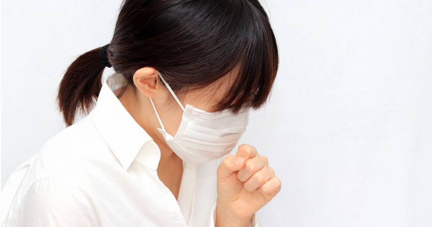 吳昌騰提醒，新冠變異株「NB.1.8.1」引發的症狀仍與早期新冠病毒相似，包括咳嗽、發燒、喉嚨痛與全身疲倦。（示意圖／翻攝自photoAC）