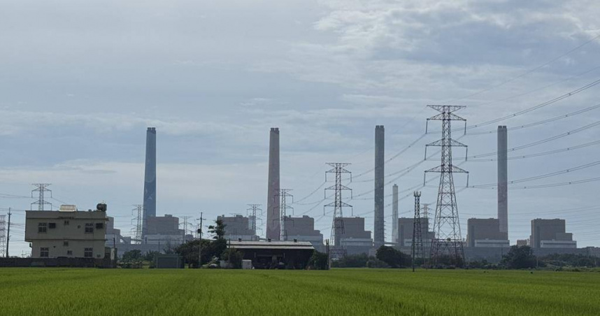 台中火力發電廠近日遭質疑火力全開，雖台中市空品仍在良好和普通間浮動，不過鄰近的大肚居民喊鼻子、喉嚨乾癢。（圖／中國時報潘虹恩攝）