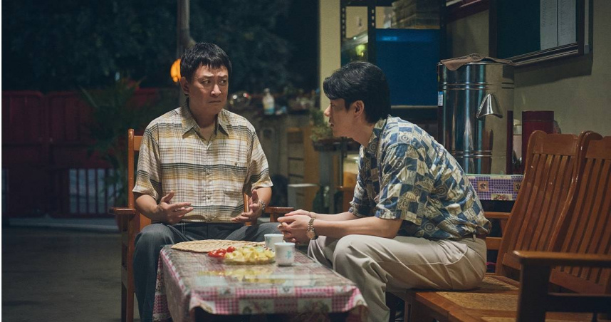 李程彬（右）穿越到過去，幫爸爸王識賢創造百萬業績。（圖／公視台語台、華視提供）