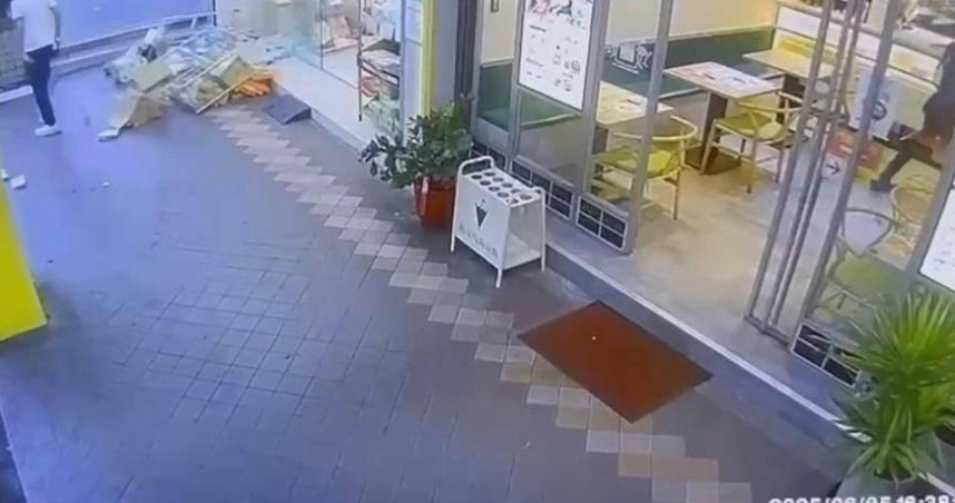 陳姓男子5日下午到永和某藥局砸店，持球棒毀損店內商品和貨架。（圖／翻攝畫面）