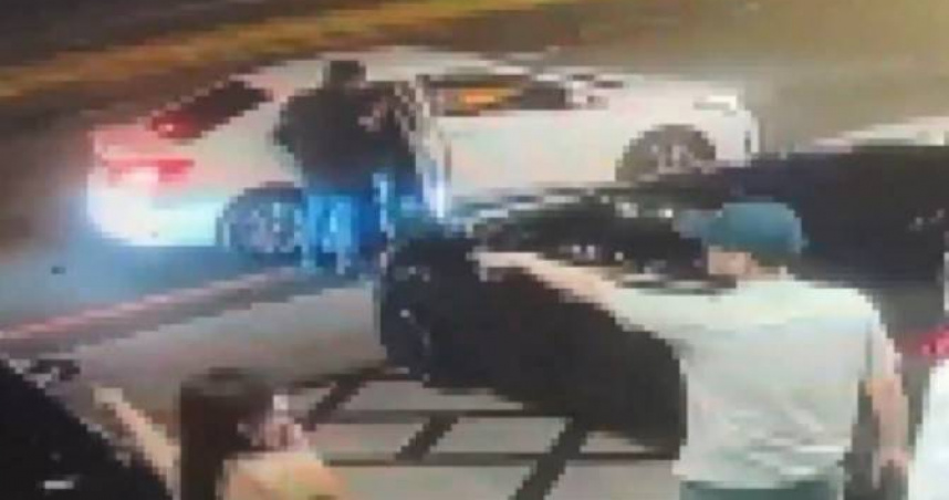 台南舞廳門口爆發肢體衝突，有男客酒醉出腳隨機踹車，進而與車主友人互毆受傷。（圖／翻攝畫面）