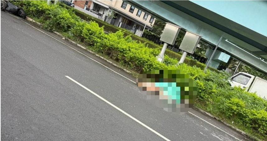 新北市土城區13日驚傳一起重大車禍，一名40歲林姓護理師騎乘機車上班時，突遭駕駛曳引車的37歲張姓司機撞上，導致林女頭部被輾爆當場慘死。（圖／翻攝畫面）