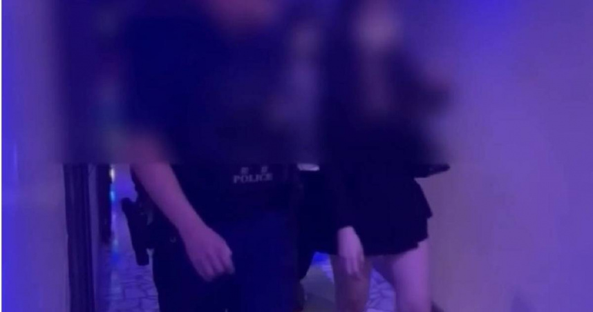 警方帶回2工作人員及1男客和6名女服務生。（圖／翻攝照片）