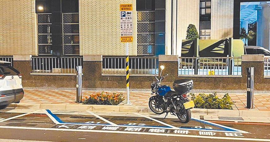 新北市約有5.7萬輛大型重機，紅、黃牌大型重機須停放汽車停車格。國民黨議員劉美芳18日質詢時，向新北市長侯友宜爭取開放路邊機車格給大型重機使用。（圖／新北市交通局提供／中國時報高鈞麟新北傳真）