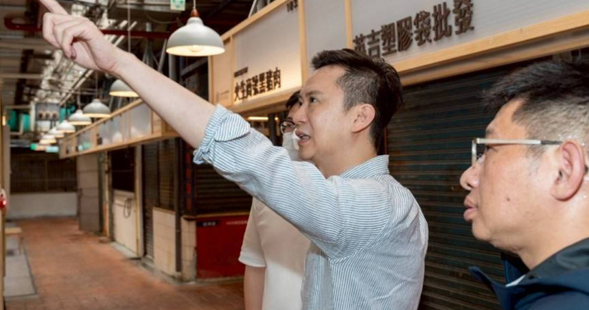 新竹縣竹北市長鄭朝方（中）介紹竹北傳統市場「太子樓」翻新可望有效改善逛街悶熱問題。（圖／翻攝自竹北市公所粉絲專頁）