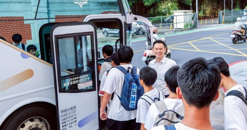 竹北市公所於6月試辦的「雙市黃金通學線」成效不錯，新學年將常態化辦理。圖為市長鄭朝方（面對鏡頭者）關心學子使用狀況。（圖／翻攝自竹北市公所媒體群組）