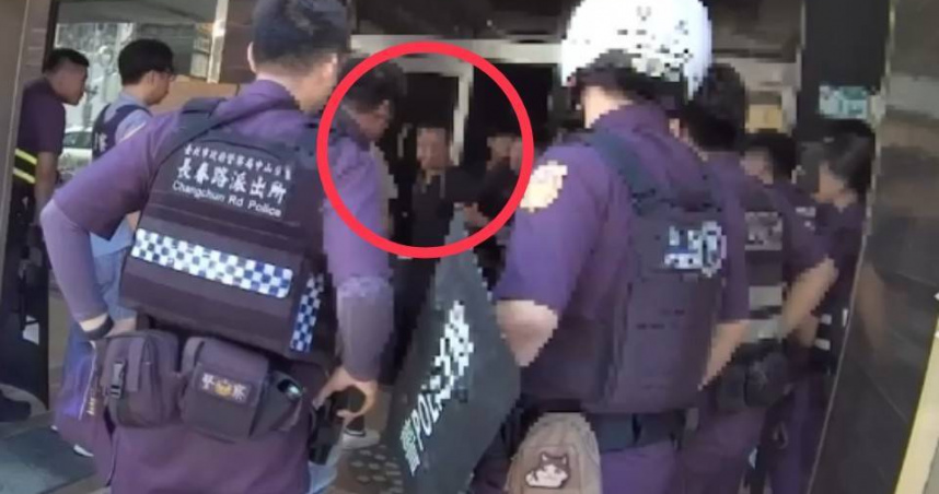 北市中山區長春路上一間廢棄大樓，4日有民眾目睹男子持槍進入，嚇壞報警。（圖／翻攝畫面）