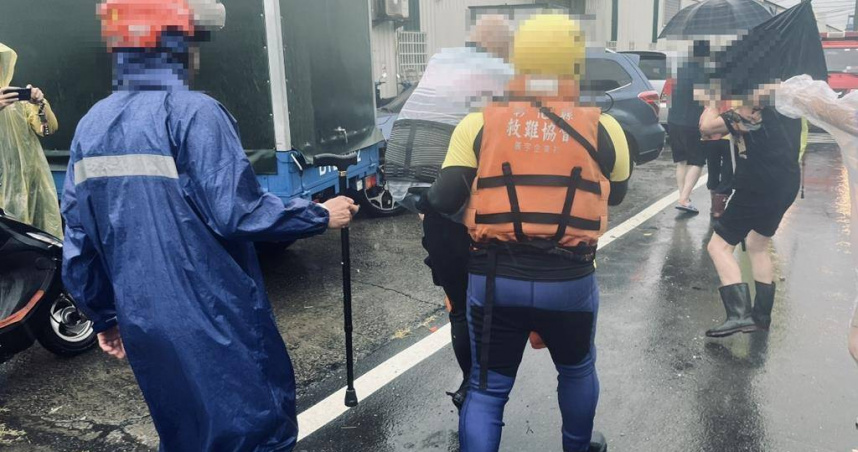 鹿港鎮海浴路一處民宅因連日大雨，造成淹水水深約1公尺，屋內4人受困，消防員出動救援。（圖／民眾提供）