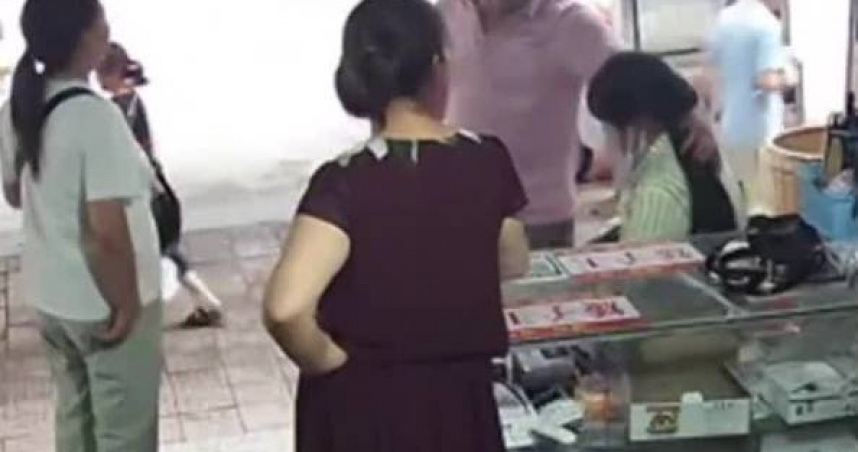 大陸四川省德陽市一名女子近日走進農資店要買農藥，細心的店主發現她情緒不對。（圖／翻攝自微博）