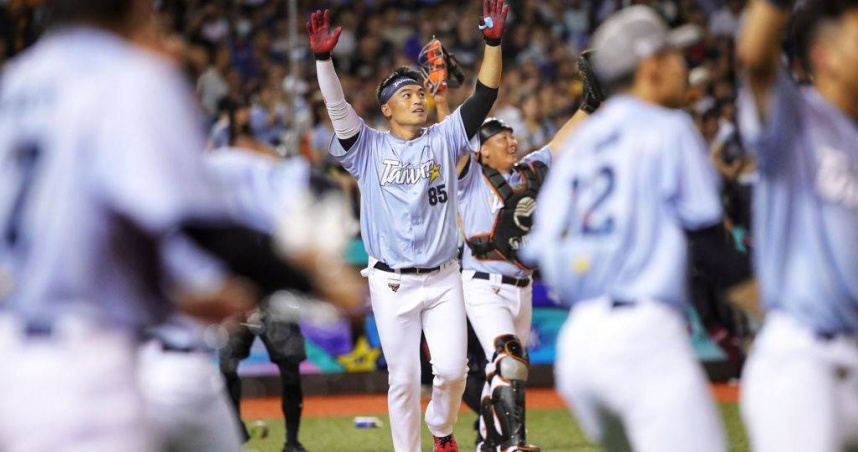 中華隊朱育賢在全壘打PK賽一棒定江山後高舉雙手慶祝。（圖／中國時報黃世麒攝）