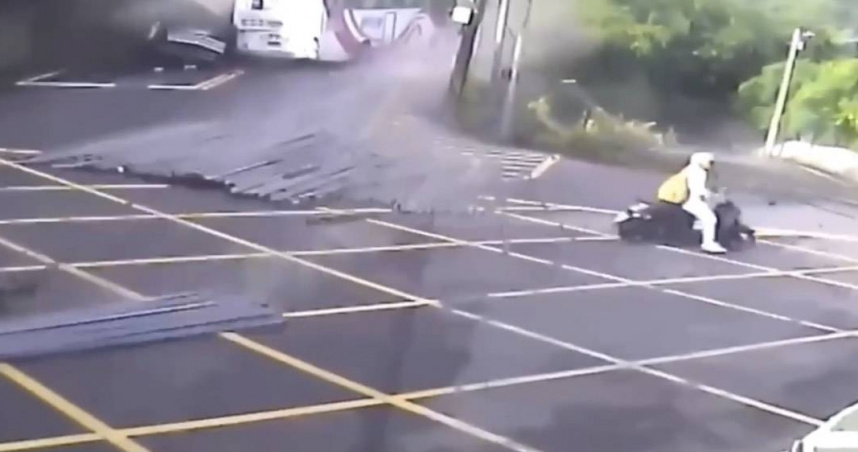 騎士在客運後方目擊事發過程，車斗鋼筋散落急向右閃避。（圖／翻攝畫面）