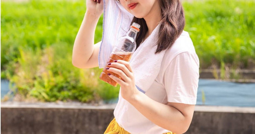 楊聰財表示，高溫、高濕度都會增加憂鬱與焦慮風險。（示意圖／翻攝自photoAC）