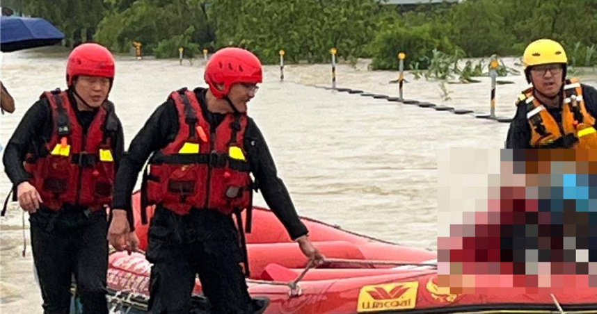 嘉義縣消防局即刻救援，出動救生艇協助男子脫離險境。（圖／嘉縣消防局提供）