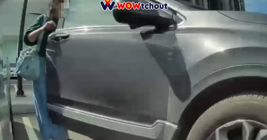 媽媽停車門猛撞特斯拉凹洞。（圖／翻攝畫面）