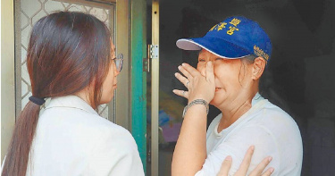 歷經728豪雨侵襲,29日受災戶忙著清理家園,災民霍小姐談到住家逢雨就淹,淚水止不住。(圖/ 中國時報呂妍庭攝)