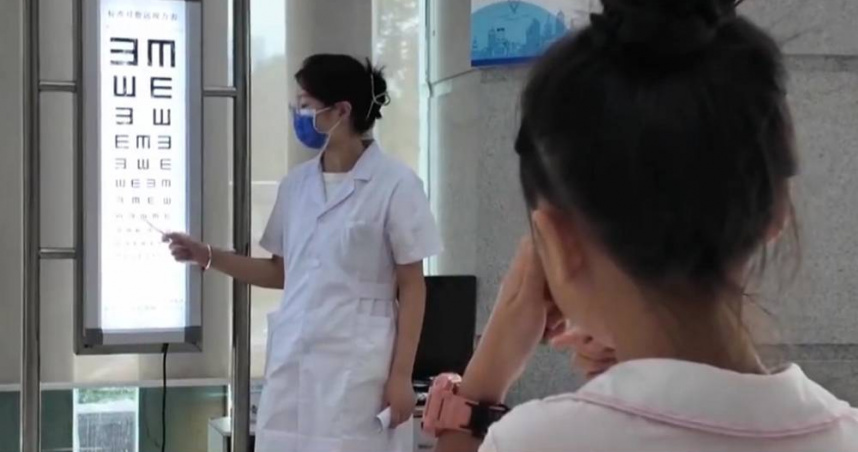 大陸湖北武漢一名9歲女童萌萌（化名）因父母重視學業成績，她連暑假都在補習，壓力過大的她竟在半個月內視力加深900度，經診斷與心理壓力有直接關聯。（圖／翻攝自微博）