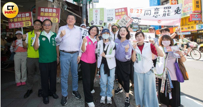 民進黨代理秘書長何博文、立院黨團幹事長吳思瑤、立委蘇巧慧日前前往新店建國市場進行罷免投票宣傳。（圖／黃威彬攝）