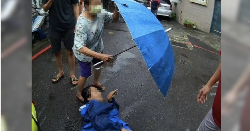 兄妹修屋頂失足雙雙墜落，急送醫搶救場面驚險。（圖／翻攝畫面）