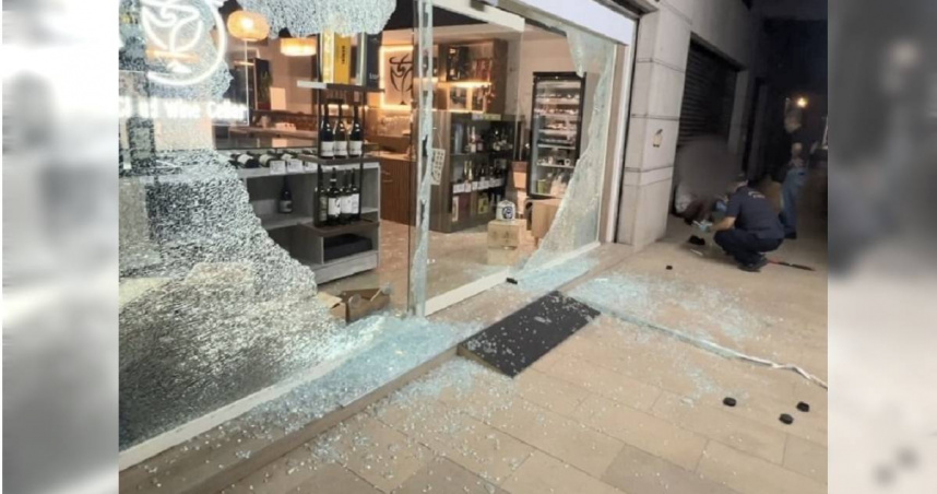 2男持鐵鎚深夜猛砸台中酒行。（圖／翻攝畫面）