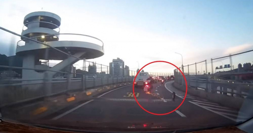 有駕駛行駛上關渡橋遇到一名機車騎士的後輪胎「離家出走」，驚悚畫面全被行車紀錄器拍下。（圖／翻攝自臉書／爆料公社）