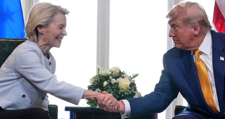 川普（右）與歐盟執行委員會主席范德賴恩達成貿易協議。（圖／達志／美聯社）