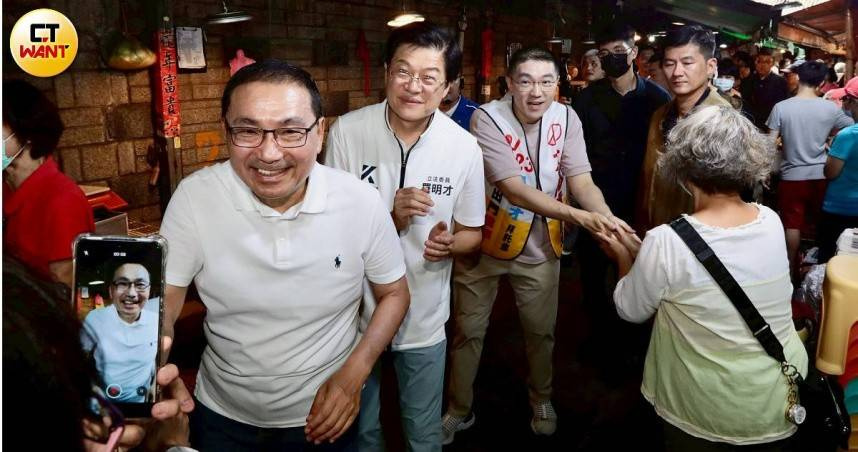 國民黨立委羅明（中）才上午完成投票，強調823罷免案應盡速劃下句點，回歸民生經濟。（資料圖／黃耀徵攝）