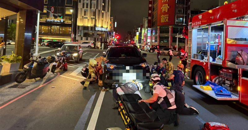 高雄昨晚發生嚴重車禍。（圖／翻攝畫面）