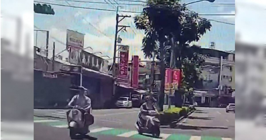 72歲婦綠燈硬左轉遭直行車猛，當場噴飛倒地。（圖 ／翻攝畫面）