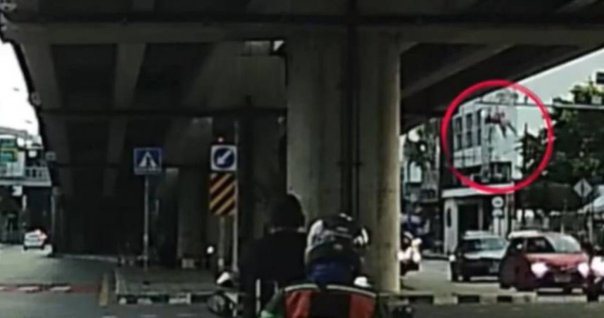 泰國曼谷一名摩托計程車司機疑似打瞌睡，失控撞上橋梁護欄，導致女乘客墜落。（圖／翻攝自TikTok，  @rnatpakan ）