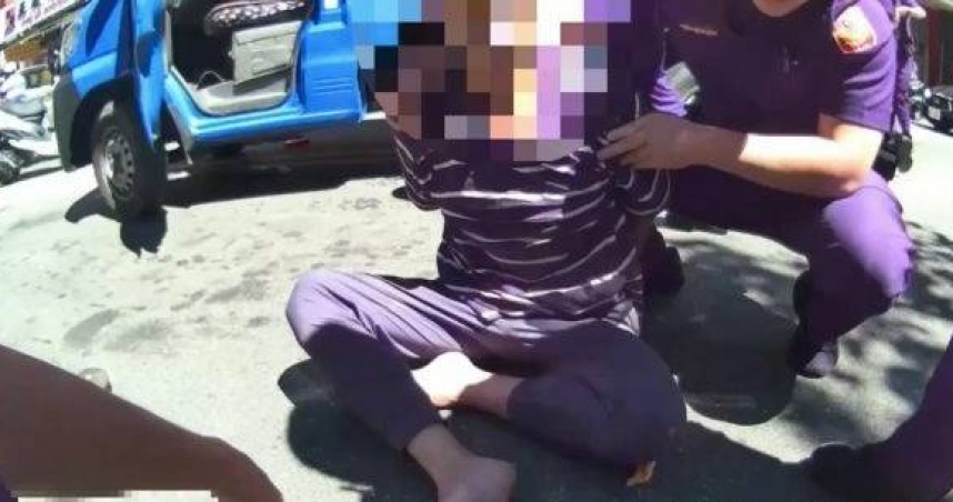 三重路中央睡車突醒狂扭方向險衝撞員警。（圖 ／翻攝畫面）