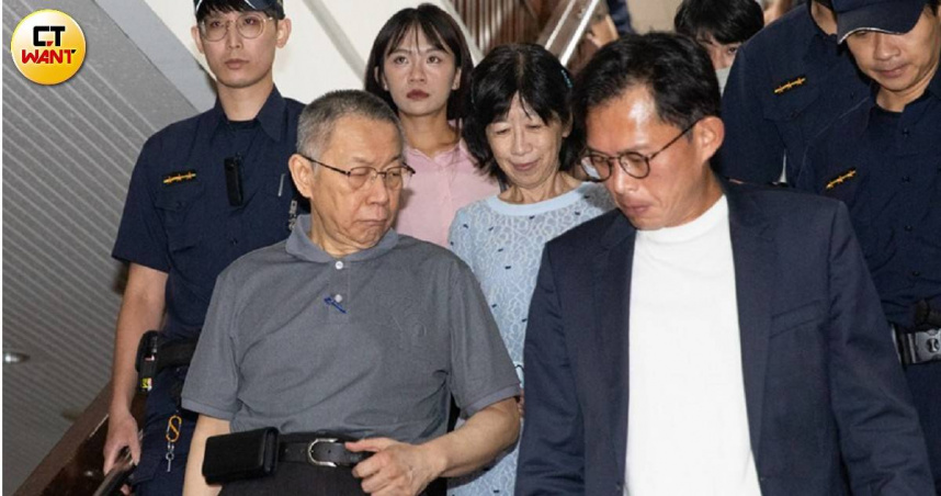 民眾黨創黨主席柯文哲（左）呼吸新鮮空氣才一個禮拜便必須重返北院面臨重啟羈押庭，如今結果出爐，裁定匡列明確「京華城案」禁止接觸者範圍後，柯文哲維持新台幣7,000萬元交保。（圖／黃耀徵攝）