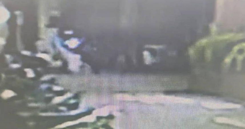 監視器錄下張男凌晨將前妻從副駕駛座拖出，丟棄在騎樓旁的棄屍畫面。（圖／翻攝畫面）