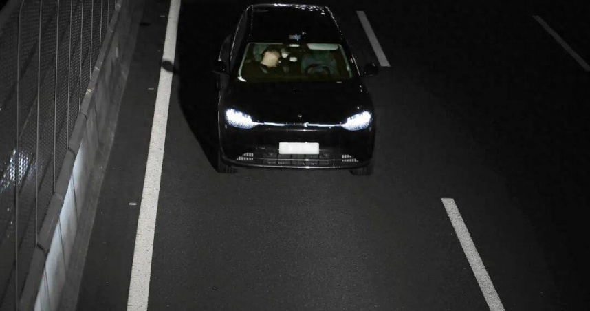 王男酒後開啟車輛自動駕駛功能，移到副駕駛座睡覺。（圖／翻攝自《新華社》）