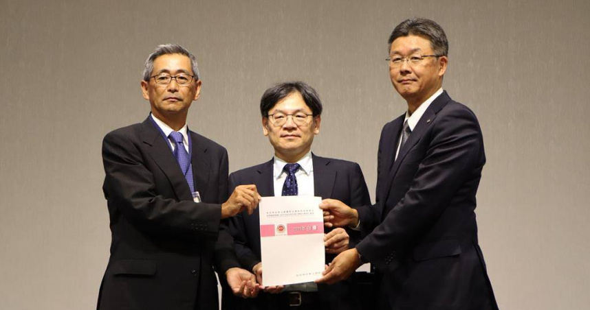 國發會主委葉俊顯1日接受日商白皮書，台北市日本工商會理事長相馬伸一郎（左）台北市日本工商會委員長福田和磨（右）1日遞交「2025台灣白皮書」給政府，由國發會主委葉俊顯代表接受。（圖／國發會）