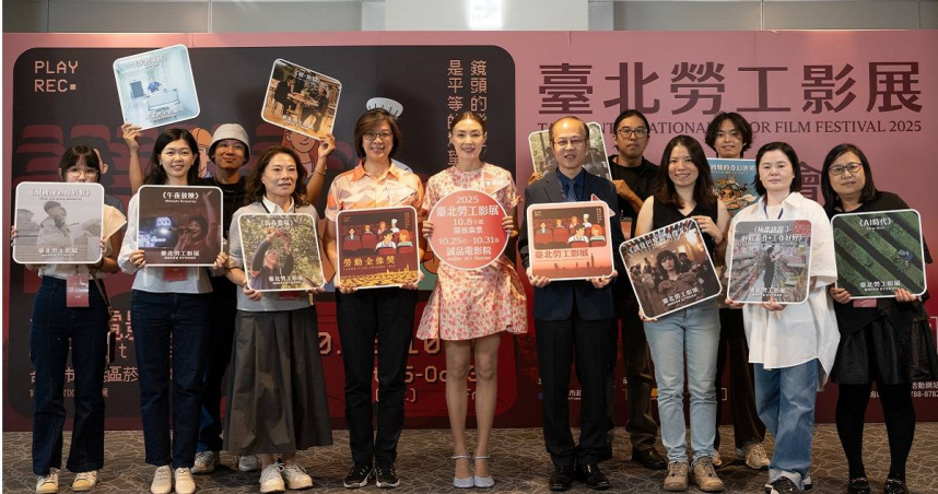 「2025勞工影展」開跑茶會，左起導演李依靜、導演賀云蓁、製片舒偉傑、導演黃悅玲、評審鄭怡雯、曾珮瑜、副局長江明志、導演朱彥銘、評審李宜珊、剪輯何大貳、企編姜淑錦、製作人陳傳惠。（圖／電影戲劇業職業工會）