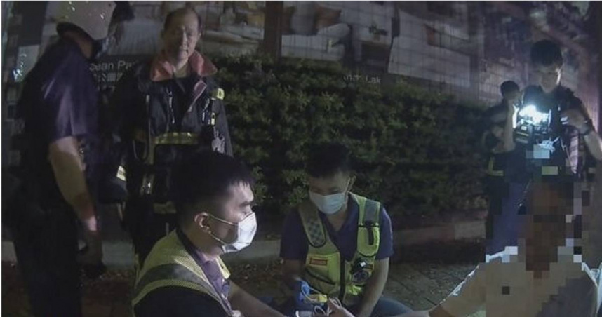 酒駕男假昏迷裝睡警消破窗前驚醒自開門。（圖 ／翻攝畫面）