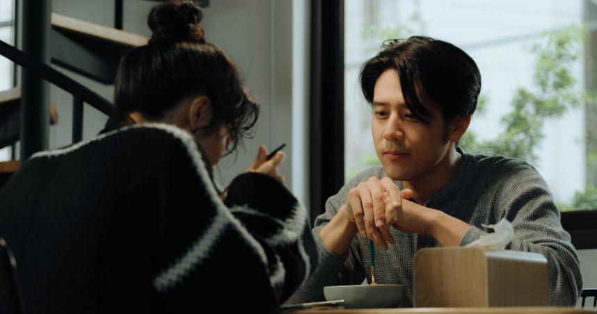 《就算一個人也可以好好的吃飯2》胡宇威（右）在劇中用美食療癒另一半的身心。（圖／公視+）