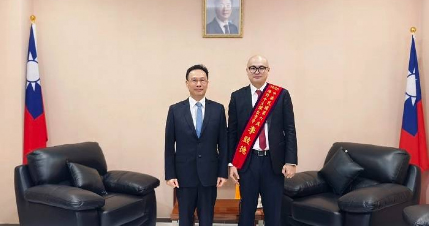 駐泰國代表藍夏禮與第六屆海外十大傑出青年李致德。（圖片提供／VisionThai 看見泰國）