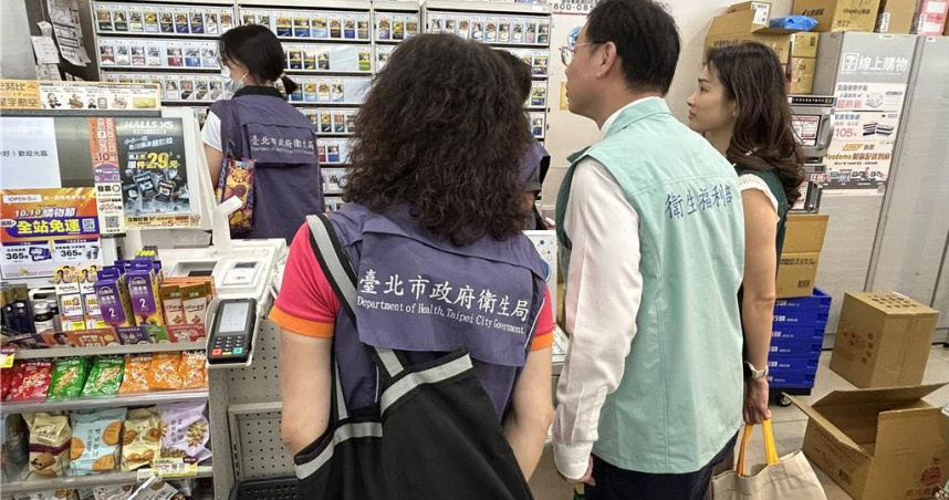 衛福部長石崇良日前與台北市衛生局共同稽查菸品販售情形。（圖／翻攝畫面）